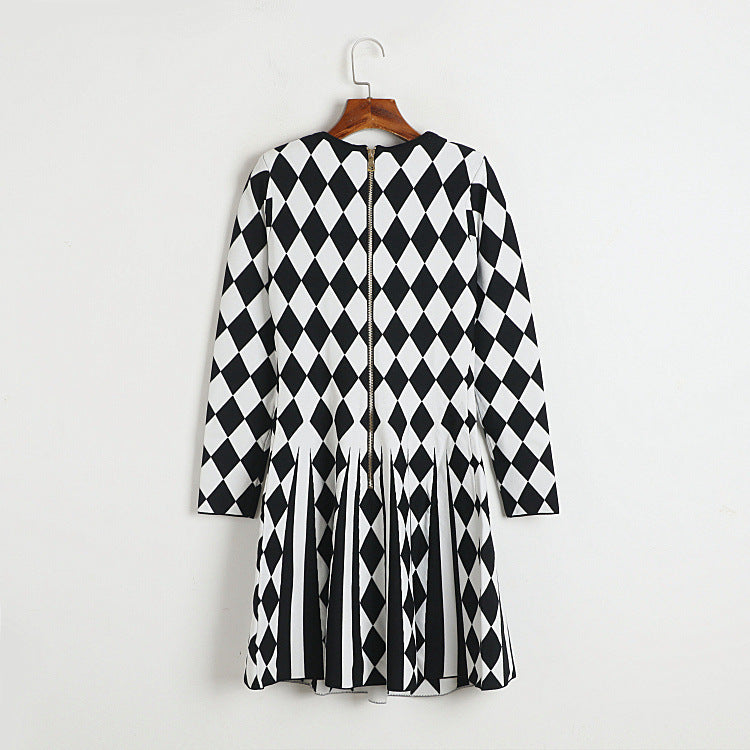 Black And White Diamond Plaid Lion Buckle Knitted Pleated Dress